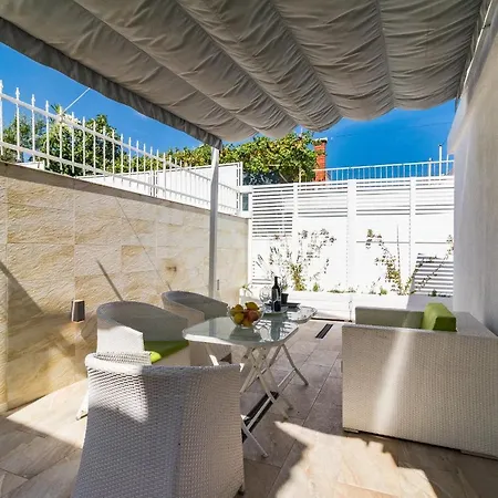 Amazing Two Studio With Pool Appartement Pula